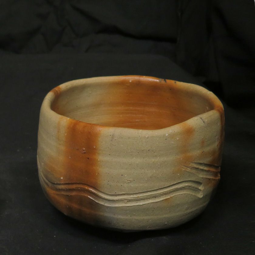 茶道具 抹茶茶碗（まっちゃちゃわん） 備前 黒ひだすき 茶碗 信楽焼 灰塚窯 木戸 貞昭 抹茶茶碗は茶の湯文化である表千家・裏千家の茶道具や抹茶を専門に扱う千紀園（せんきえん）が通販で販売しています。茶会また初心者向けのお稽古用にご利用いただける抹茶碗です。贈り物・ギフトにも人気です。