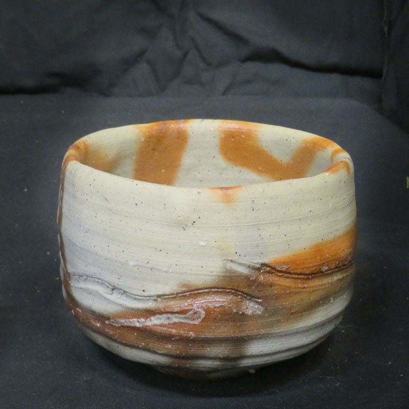 茶道具 抹茶茶碗（まっちゃちゃわん） 備前 黒ひだすき 茶碗 信楽焼 灰塚窯 木戸 貞昭 抹茶茶碗は茶の湯文化である表千家・裏千家の茶道具や抹茶を専門に扱う千紀園（せんきえん）が通販で販売しています。茶会また初心者向けのお稽古用にご利用いただける抹茶碗です。贈り物・ギフトにも人気です。