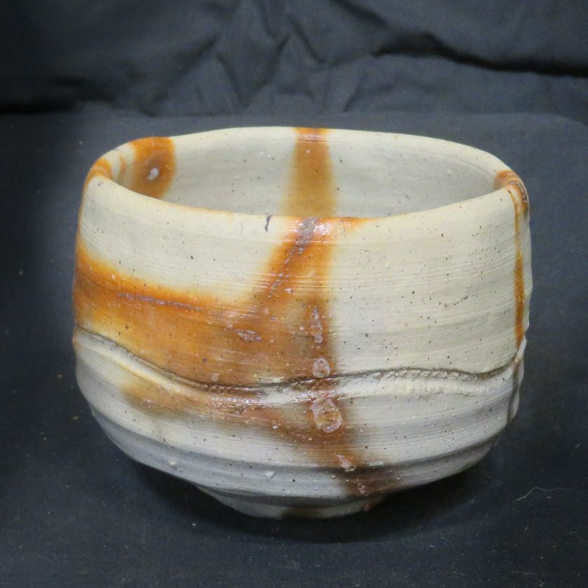 茶道具 抹茶茶碗（まっちゃちゃわん） 備前 黒ひだすき 茶碗 信楽焼 灰塚窯 木戸 貞昭 抹茶茶碗は茶の湯文化である表千家・裏千家の茶道具や抹茶を専門に扱う千紀園（せんきえん）が通販で販売しています。茶会また初心者向けのお稽古用にご利用いただける抹茶碗です。贈り物・ギフトにも人気です。