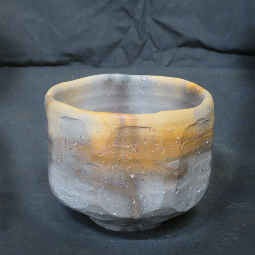 茶道具 抹茶茶碗（まっちゃちゃわん） 備前 黒ひだすき 茶碗 信楽焼 灰塚窯 木戸 貞昭 抹茶茶碗は茶の湯文化である表千家・裏千家の茶道具や抹茶を専門に扱う千紀園（せんきえん）が通販で販売しています。茶会また初心者向けのお稽古用にご利用いただける抹茶碗です。贈り物・ギフトにも人気です。