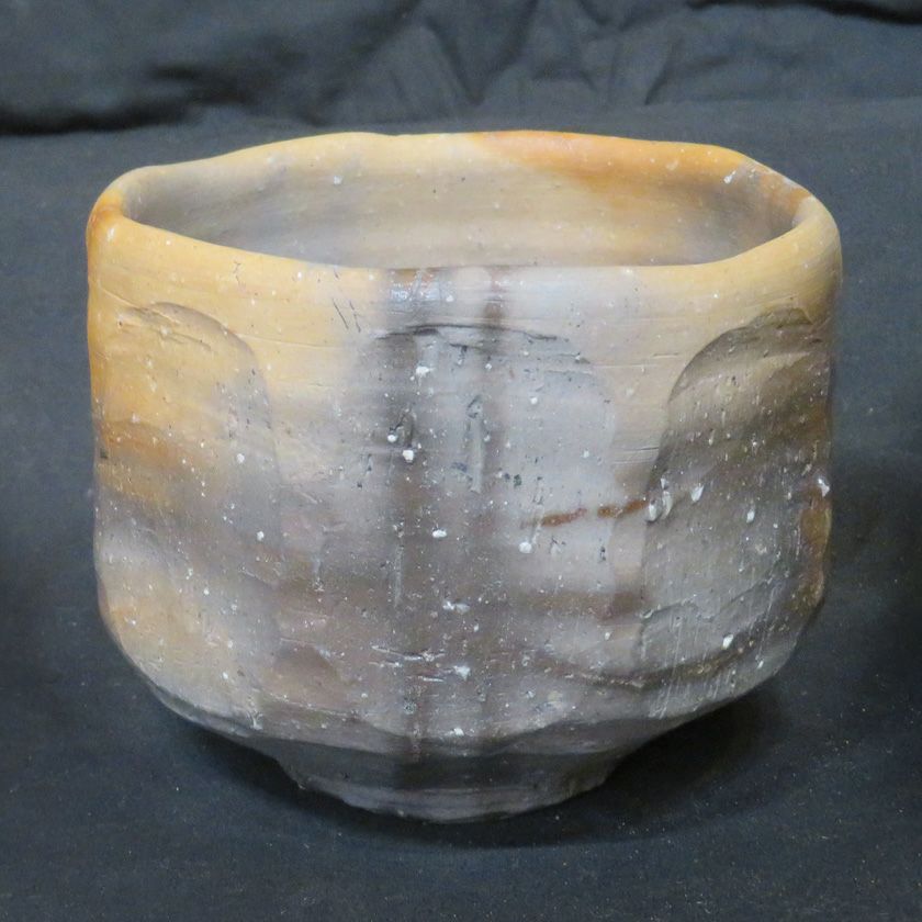 茶道具 抹茶茶碗（まっちゃちゃわん） 備前 黒ひだすき 茶碗 信楽焼 灰塚窯 木戸 貞昭 抹茶茶碗は茶の湯文化である表千家・裏千家の茶道具や抹茶を専門に扱う千紀園（せんきえん）が通販で販売しています。茶会また初心者向けのお稽古用にご利用いただける抹茶碗です。贈り物・ギフトにも人気です。