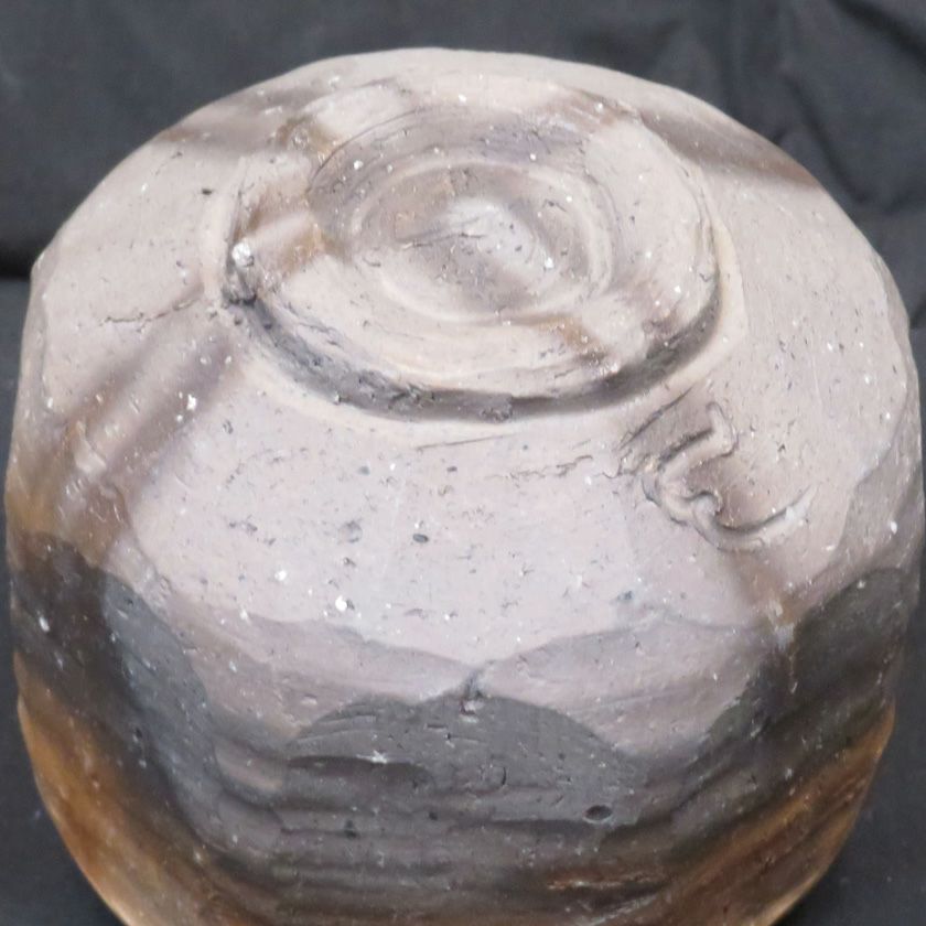 茶道具 抹茶茶碗（まっちゃちゃわん） 備前 黒ひだすき 茶碗 信楽焼 灰塚窯 木戸 貞昭 抹茶茶碗は茶の湯文化である表千家・裏千家の茶道具や抹茶を専門に扱う千紀園（せんきえん）が通販で販売しています。茶会また初心者向けのお稽古用にご利用いただける抹茶碗です。贈り物・ギフトにも人気です。