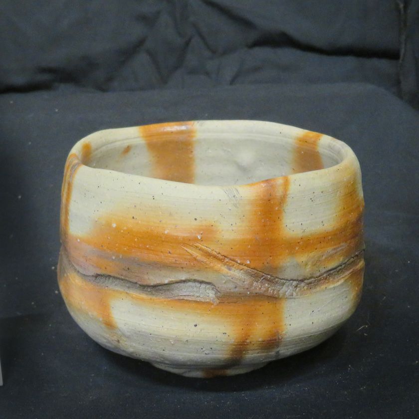 茶道具 抹茶茶碗（まっちゃちゃわん） 備前 黒ひだすき 茶碗 信楽焼 灰塚窯 木戸 貞昭 抹茶茶碗は茶の湯文化である表千家・裏千家の茶道具や抹茶を専門に扱う千紀園（せんきえん）が通販で販売しています。茶会また初心者向けのお稽古用にご利用いただける抹茶碗です。贈り物・ギフトにも人気です。