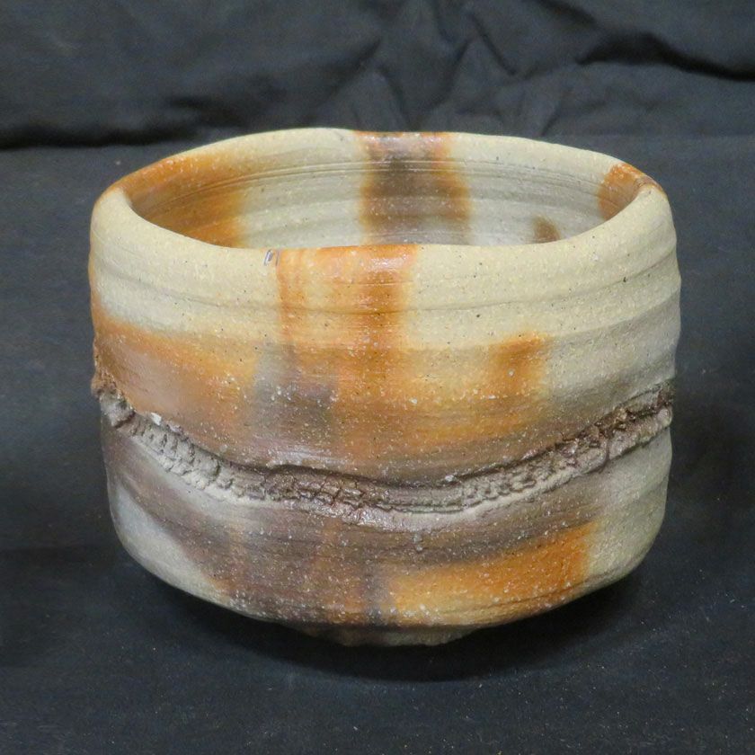 茶道具 抹茶茶碗（まっちゃちゃわん） 備前 黒ひだすき 茶碗 信楽焼 灰塚窯 木戸 貞昭 抹茶茶碗は茶の湯文化である表千家・裏千家の茶道具や抹茶を専門に扱う千紀園（せんきえん）が通販で販売しています。茶会また初心者向けのお稽古用にご利用いただける抹茶碗です。贈り物・ギフトにも人気です。