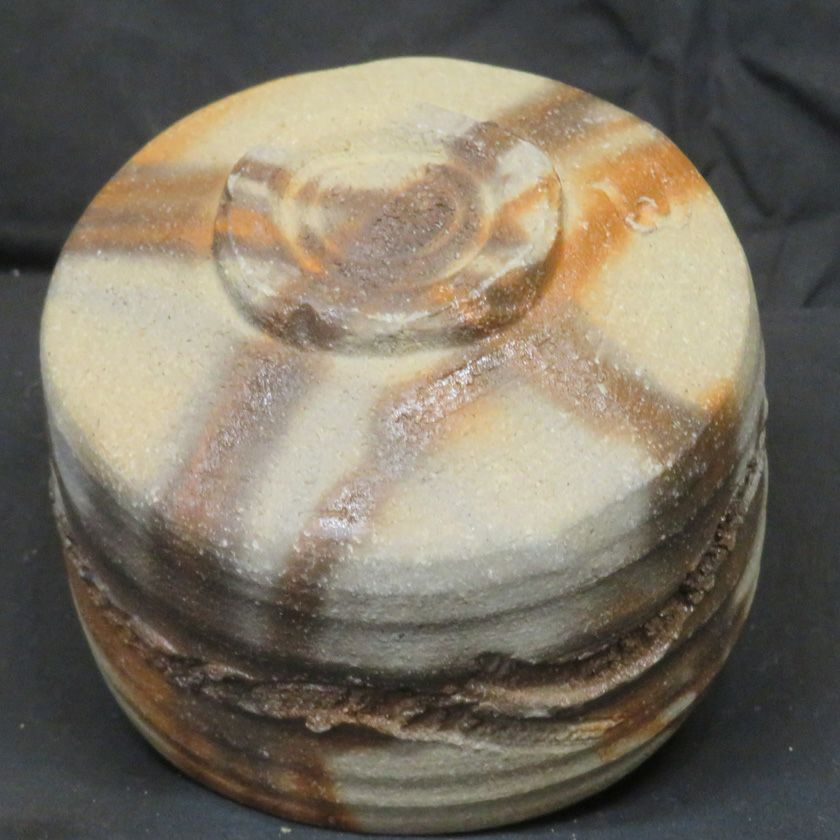 茶道具 抹茶茶碗（まっちゃちゃわん） 備前 黒ひだすき 茶碗 信楽焼 灰塚窯 木戸 貞昭 抹茶茶碗は茶の湯文化である表千家・裏千家の茶道具や抹茶を専門に扱う千紀園（せんきえん）が通販で販売しています。茶会また初心者向けのお稽古用にご利用いただける抹茶碗です。贈り物・ギフトにも人気です。