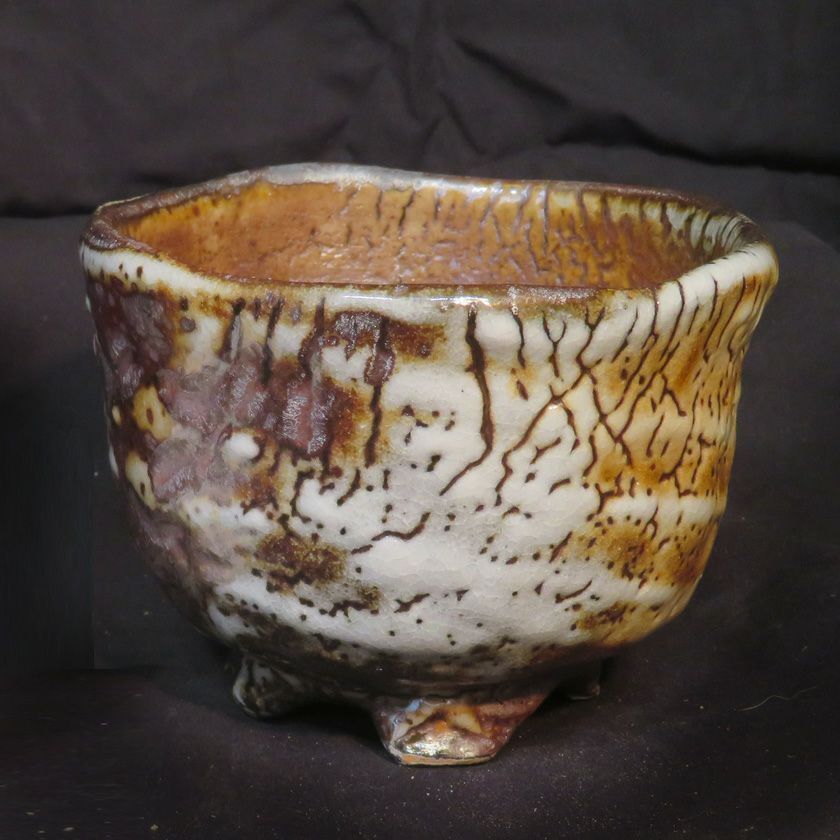 茶道具 抹茶茶碗（まっちゃちゃわん） はふり志野 黒赤 茶碗 信楽焼 灰塚窯 木戸 貞昭 抹茶茶碗は茶の湯文化である表千家・裏千家の茶道具や抹茶を専門に扱う千紀園（せんきえん）が通販で販売しています。茶会また初心者向けのお稽古用にご利用いただける抹茶碗です。贈り物・ギフトにも人気です。