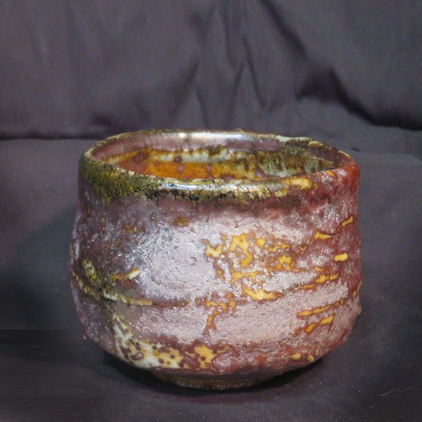 茶道具 抹茶茶碗（まっちゃちゃわん） はふり志野 黒赤 茶碗 信楽焼 灰塚窯 木戸 貞昭 抹茶茶碗は茶の湯文化である表千家・裏千家の茶道具や抹茶を専門に扱う千紀園（せんきえん）が通販で販売しています。茶会また初心者向けのお稽古用にご利用いただける抹茶碗です。贈り物・ギフトにも人気です。