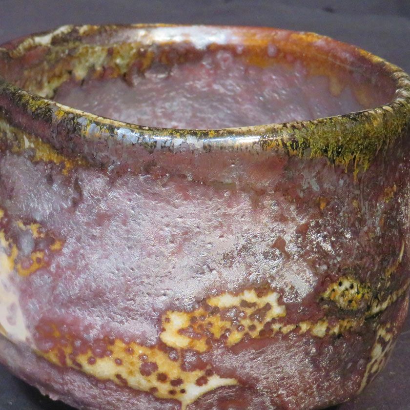 茶道具 抹茶茶碗（まっちゃちゃわん） はふり志野 黒赤 茶碗 信楽焼 灰塚窯 木戸 貞昭 抹茶茶碗は茶の湯文化である表千家・裏千家の茶道具や抹茶を専門に扱う千紀園（せんきえん）が通販で販売しています。茶会また初心者向けのお稽古用にご利用いただける抹茶碗です。贈り物・ギフトにも人気です。