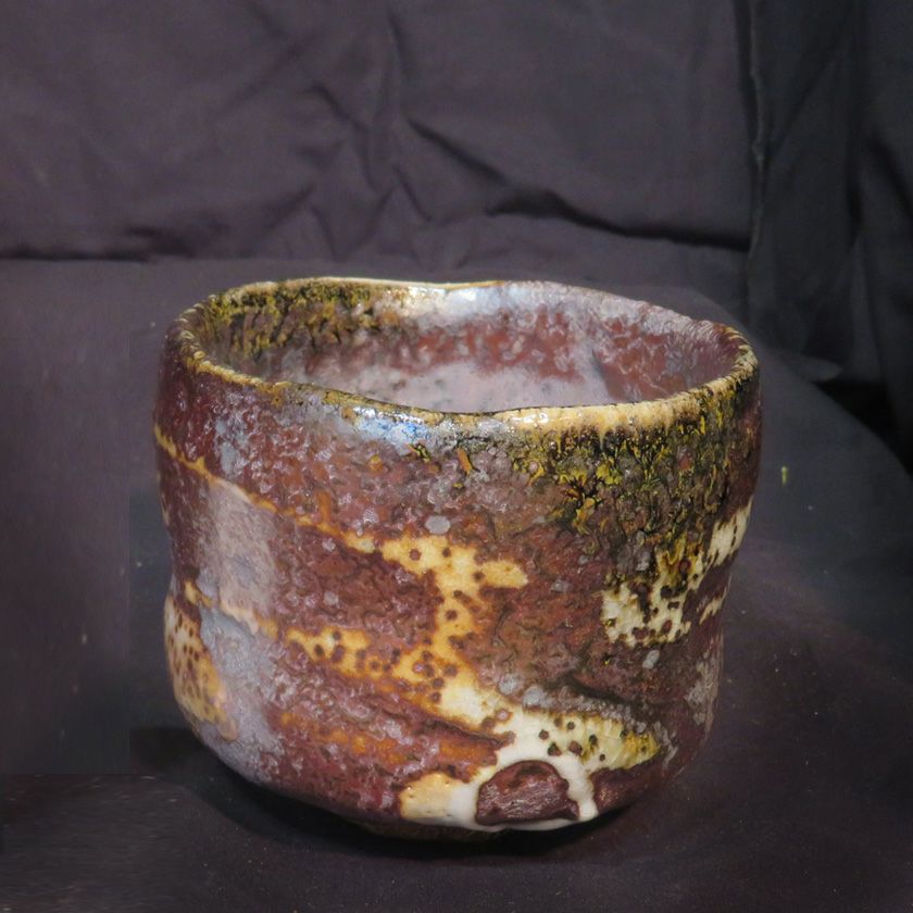 茶道具 抹茶茶碗（まっちゃちゃわん） はふり志野 黒赤 茶碗 信楽焼 灰塚窯 木戸 貞昭 抹茶茶碗は茶の湯文化である表千家・裏千家の茶道具や抹茶を専門に扱う千紀園（せんきえん）が通販で販売しています。茶会また初心者向けのお稽古用にご利用いただける抹茶碗です。贈り物・ギフトにも人気です。