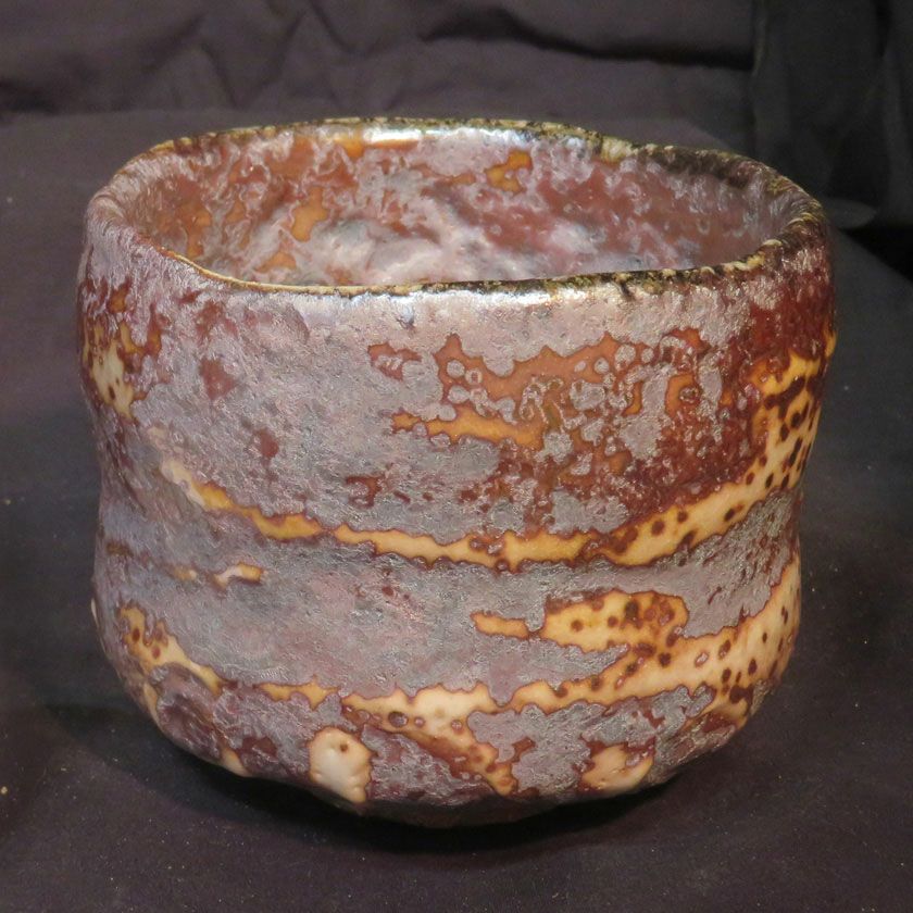 茶道具 抹茶茶碗（まっちゃちゃわん） はふり志野 黒赤 茶碗 信楽焼 灰塚窯 木戸 貞昭 抹茶茶碗は茶の湯文化である表千家・裏千家の茶道具や抹茶を専門に扱う千紀園（せんきえん）が通販で販売しています。茶会また初心者向けのお稽古用にご利用いただける抹茶碗です。贈り物・ギフトにも人気です。