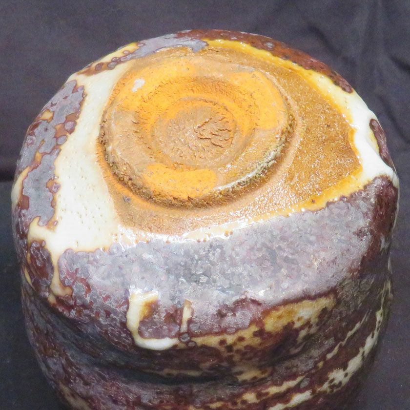 茶道具 抹茶茶碗（まっちゃちゃわん） はふり志野 黒赤 茶碗 信楽焼 灰塚窯 木戸 貞昭 抹茶茶碗は茶の湯文化である表千家・裏千家の茶道具や抹茶を専門に扱う千紀園（せんきえん）が通販で販売しています。茶会また初心者向けのお稽古用にご利用いただける抹茶碗です。贈り物・ギフトにも人気です。