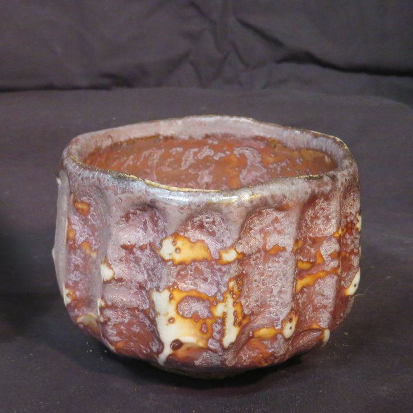 茶道具 抹茶茶碗（まっちゃちゃわん） はふり志野 黒赤 茶碗 信楽焼 灰塚窯 木戸 貞昭 抹茶茶碗は茶の湯文化である表千家・裏千家の茶道具や抹茶を専門に扱う千紀園（せんきえん）が通販で販売しています。茶会また初心者向けのお稽古用にご利用いただける抹茶碗です。贈り物・ギフトにも人気です。