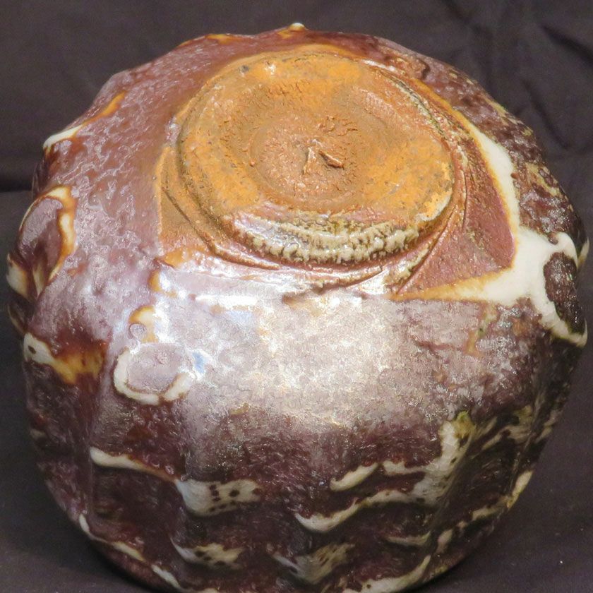 茶道具 抹茶茶碗（まっちゃちゃわん） はふり志野 黒赤 茶碗 信楽焼 灰塚窯 木戸 貞昭 抹茶茶碗は茶の湯文化である表千家・裏千家の茶道具や抹茶を専門に扱う千紀園（せんきえん）が通販で販売しています。茶会また初心者向けのお稽古用にご利用いただける抹茶碗です。贈り物・ギフトにも人気です。