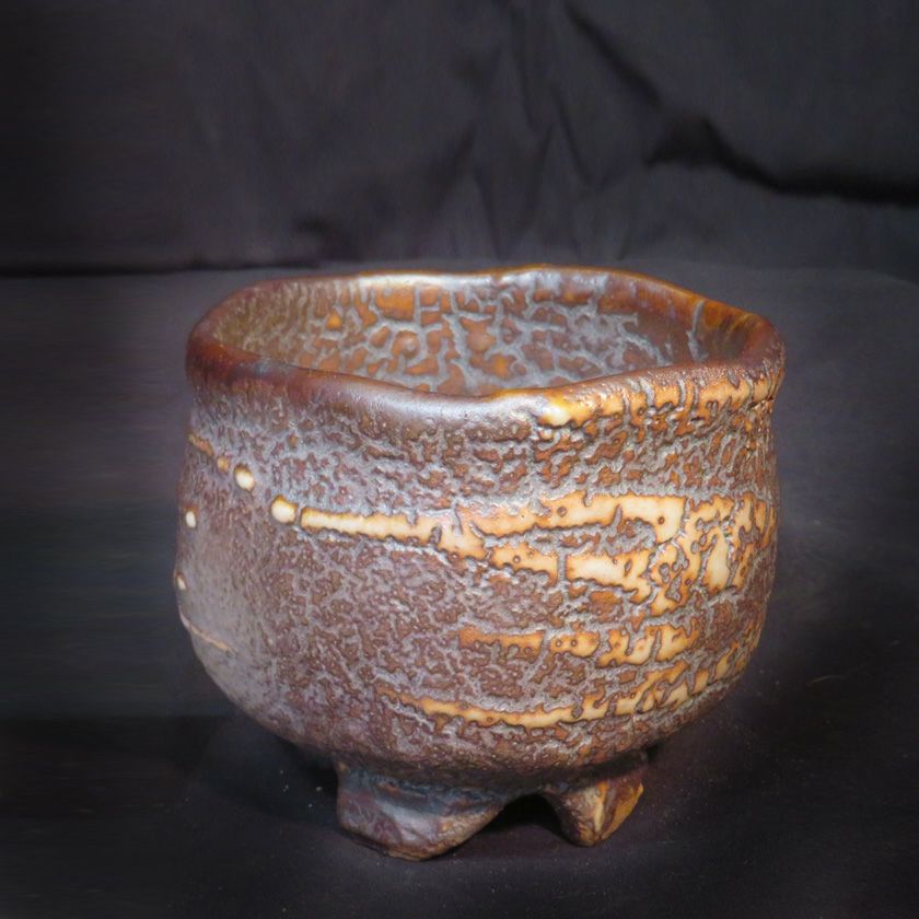 茶道具 抹茶茶碗（まっちゃちゃわん） はふり黒志野 かいらぎ 茶碗 信楽焼 灰塚窯 木戸 貞昭 抹茶茶碗は茶の湯文化である表千家・裏千家の茶道具や抹茶を専門に扱う千紀園（せんきえん）が通販で販売しています。茶会また初心者向けのお稽古用にご利用いただける抹茶碗です。贈り物・ギフトにも人気です。