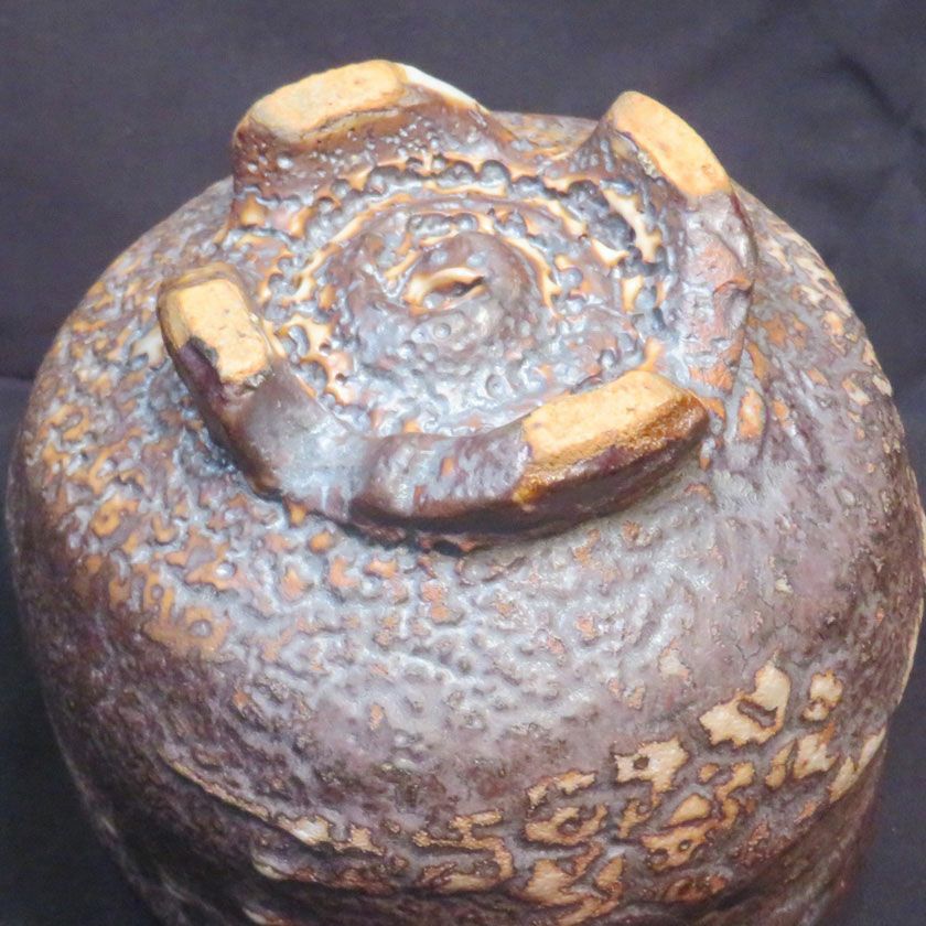 茶道具 抹茶茶碗（まっちゃちゃわん） はふり黒志野 かいらぎ 茶碗 信楽焼 灰塚窯 木戸 貞昭 抹茶茶碗は茶の湯文化である表千家・裏千家の茶道具や抹茶を専門に扱う千紀園（せんきえん）が通販で販売しています。茶会また初心者向けのお稽古用にご利用いただける抹茶碗です。贈り物・ギフトにも人気です。