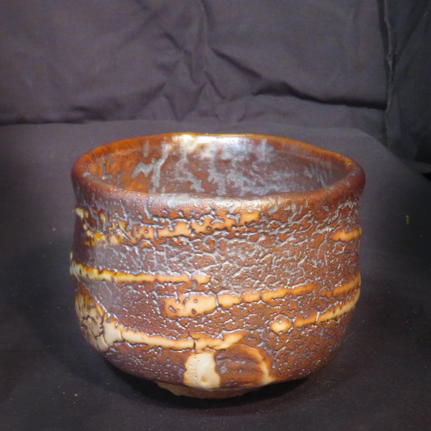 茶道具 抹茶茶碗（まっちゃちゃわん） はふり黒志野 かいらぎ 茶碗 信楽焼 灰塚窯 木戸 貞昭 抹茶茶碗は茶の湯文化である表千家・裏千家の茶道具や抹茶を専門に扱う千紀園（せんきえん）が通販で販売しています。茶会また初心者向けのお稽古用にご利用いただける抹茶碗です。贈り物・ギフトにも人気です。