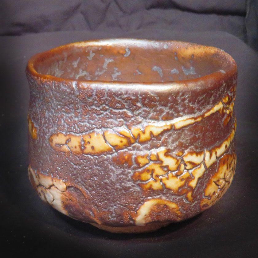 茶道具 抹茶茶碗（まっちゃちゃわん） はふり黒志野 かいらぎ 茶碗 信楽焼 灰塚窯 木戸 貞昭 抹茶茶碗は茶の湯文化である表千家・裏千家の茶道具や抹茶を専門に扱う千紀園（せんきえん）が通販で販売しています。茶会また初心者向けのお稽古用にご利用いただける抹茶碗です。贈り物・ギフトにも人気です。