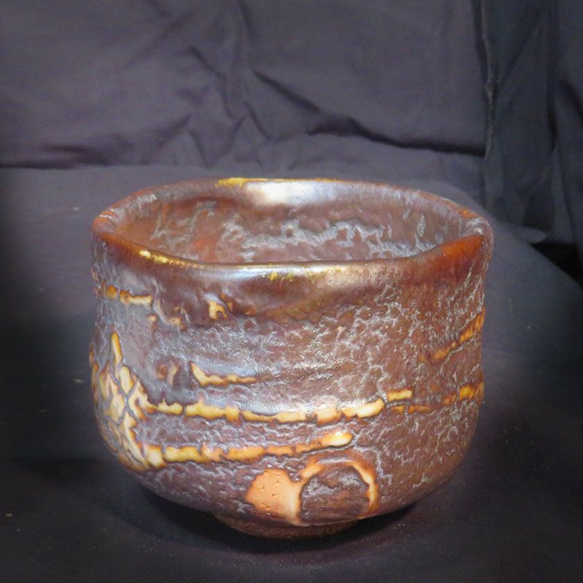 茶道具 抹茶茶碗（まっちゃちゃわん） はふり黒志野 かいらぎ 茶碗 信楽焼 灰塚窯 木戸 貞昭 抹茶茶碗は茶の湯文化である表千家・裏千家の茶道具や抹茶を専門に扱う千紀園（せんきえん）が通販で販売しています。茶会また初心者向けのお稽古用にご利用いただける抹茶碗です。贈り物・ギフトにも人気です。