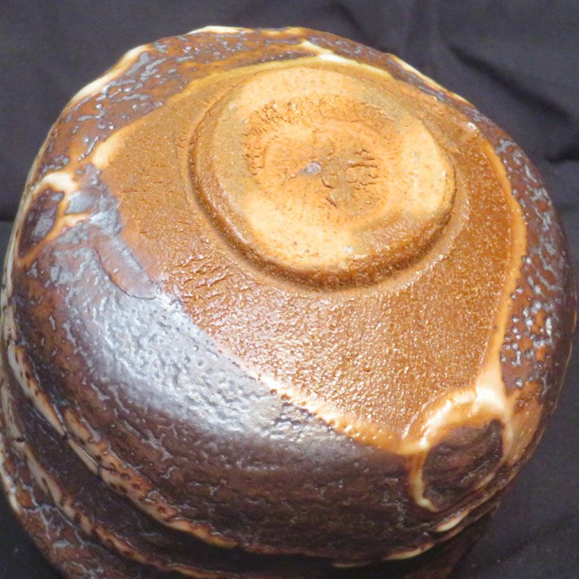 茶道具 抹茶茶碗（まっちゃちゃわん） はふり黒志野 かいらぎ 茶碗 信楽焼 灰塚窯 木戸 貞昭 抹茶茶碗は茶の湯文化である表千家・裏千家の茶道具や抹茶を専門に扱う千紀園（せんきえん）が通販で販売しています。茶会また初心者向けのお稽古用にご利用いただける抹茶碗です。贈り物・ギフトにも人気です。