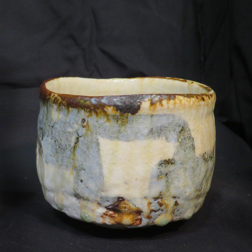 茶道具 抹茶茶碗（まっちゃちゃわん） 土灰志野 白色焼しめ 茶碗 信楽焼 灰塚窯 木戸 貞昭 抹茶茶碗は茶の湯文化である表千家・裏千家の茶道具や抹茶を専門に扱う千紀園（せんきえん）が通販で販売しています。茶会また初心者向けのお稽古用にご利用いただける抹茶碗です。贈り物・ギフトにも人気です。