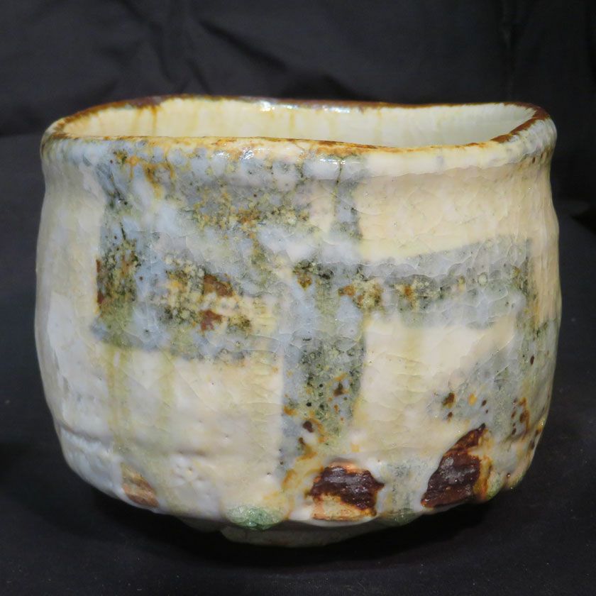 茶道具 抹茶茶碗（まっちゃちゃわん） 土灰志野 白色焼しめ 茶碗 信楽焼 灰塚窯 木戸 貞昭 抹茶茶碗は茶の湯文化である表千家・裏千家の茶道具や抹茶を専門に扱う千紀園（せんきえん）が通販で販売しています。茶会また初心者向けのお稽古用にご利用いただける抹茶碗です。贈り物・ギフトにも人気です。