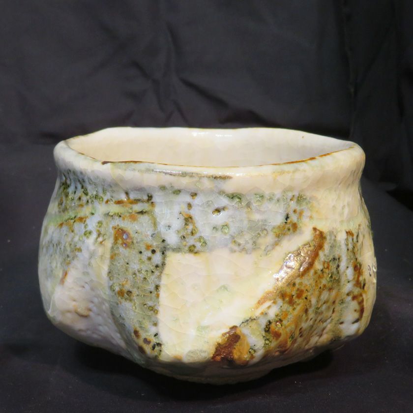 茶道具 抹茶茶碗（まっちゃちゃわん） 土灰志野 茶碗 信楽焼 灰塚窯 木戸 貞昭 抹茶茶碗は茶の湯文化である表千家・裏千家の茶道具や抹茶を専門に扱う千紀園（せんきえん）が通販で販売しています。茶会また初心者向けのお稽古用にご利用いただける抹茶碗です。贈り物・ギフトにも人気です。