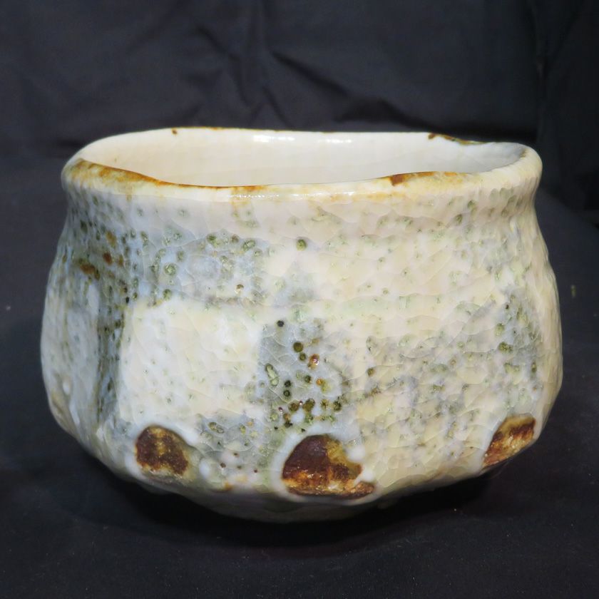 茶道具 抹茶茶碗（まっちゃちゃわん） 土灰志野 茶碗 信楽焼 灰塚窯 木戸 貞昭 抹茶茶碗は茶の湯文化である表千家・裏千家の茶道具や抹茶を専門に扱う千紀園（せんきえん）が通販で販売しています。茶会また初心者向けのお稽古用にご利用いただける抹茶碗です。贈り物・ギフトにも人気です。