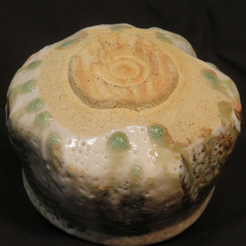 茶道具 抹茶茶碗（まっちゃちゃわん） 土灰志野 茶碗 信楽焼 灰塚窯 木戸 貞昭 抹茶茶碗は茶の湯文化である表千家・裏千家の茶道具や抹茶を専門に扱う千紀園（せんきえん）が通販で販売しています。茶会また初心者向けのお稽古用にご利用いただける抹茶碗です。贈り物・ギフトにも人気です。