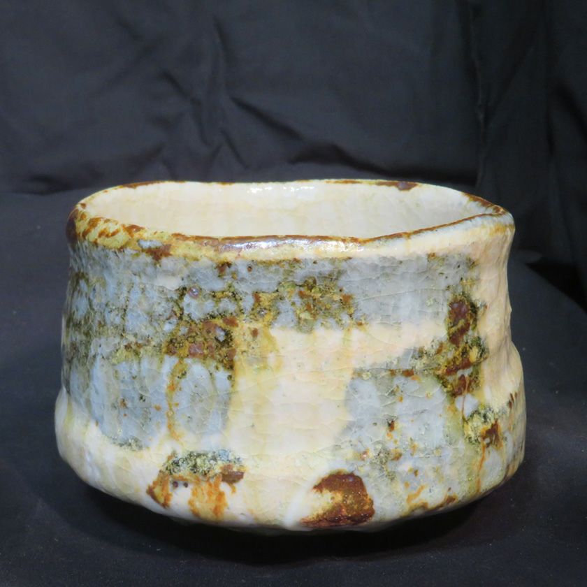 茶道具 抹茶茶碗（まっちゃちゃわん） 土灰志野 白色焼しめ 茶碗 信楽焼 灰塚窯 木戸 貞昭 抹茶茶碗は茶の湯文化である表千家・裏千家の茶道具や抹茶を専門に扱う千紀園（せんきえん）が通販で販売しています。茶会また初心者向けのお稽古用にご利用いただける抹茶碗です。贈り物・ギフトにも人気です。