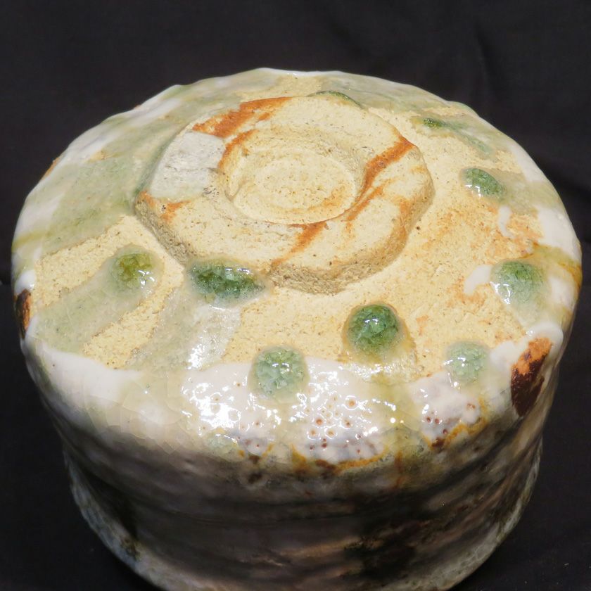 茶道具 抹茶茶碗（まっちゃちゃわん） 土灰志野 白色焼しめ 茶碗 信楽焼 灰塚窯 木戸 貞昭 抹茶茶碗は茶の湯文化である表千家・裏千家の茶道具や抹茶を専門に扱う千紀園（せんきえん）が通販で販売しています。茶会また初心者向けのお稽古用にご利用いただける抹茶碗です。贈り物・ギフトにも人気です。