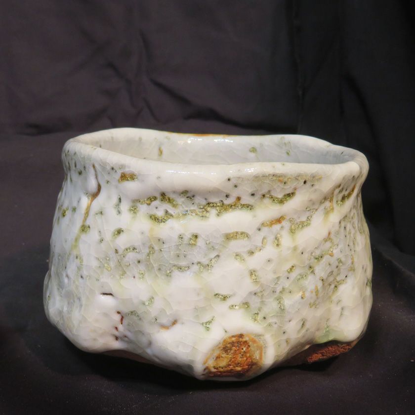 茶道具 抹茶茶碗（まっちゃちゃわん） 土灰志野 鼠焼しめ 茶碗 信楽焼 灰塚窯 木戸 貞昭 抹茶茶碗は茶の湯文化である表千家・裏千家の茶道具や抹茶を専門に扱う千紀園（せんきえん）が通販で販売しています。茶会また初心者向けのお稽古用にご利用いただける抹茶碗です。贈り物・ギフトにも人気です。