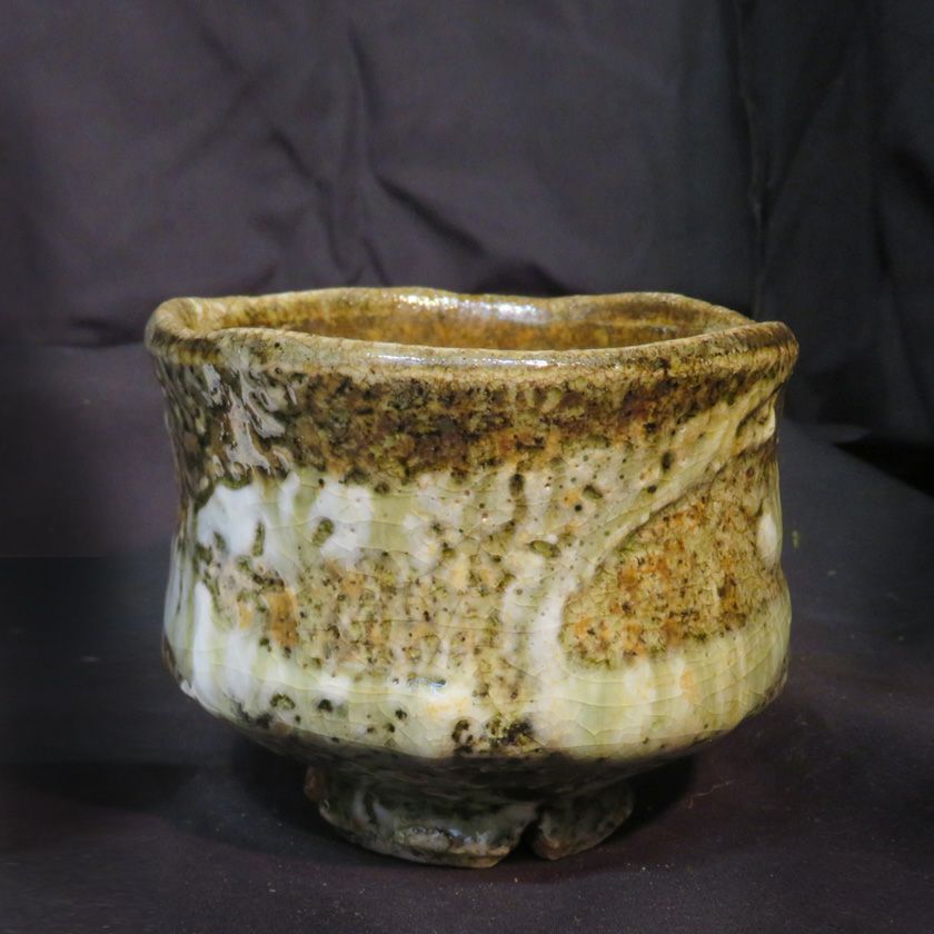 茶道具 抹茶茶碗（まっちゃちゃわん） 土灰志野 鼠焼しめ 茶碗 信楽焼 灰塚窯 木戸 貞昭 抹茶茶碗は茶の湯文化である表千家・裏千家の茶道具や抹茶を専門に扱う千紀園（せんきえん）が通販で販売しています。茶会また初心者向けのお稽古用にご利用いただける抹茶碗です。贈り物・ギフトにも人気です。