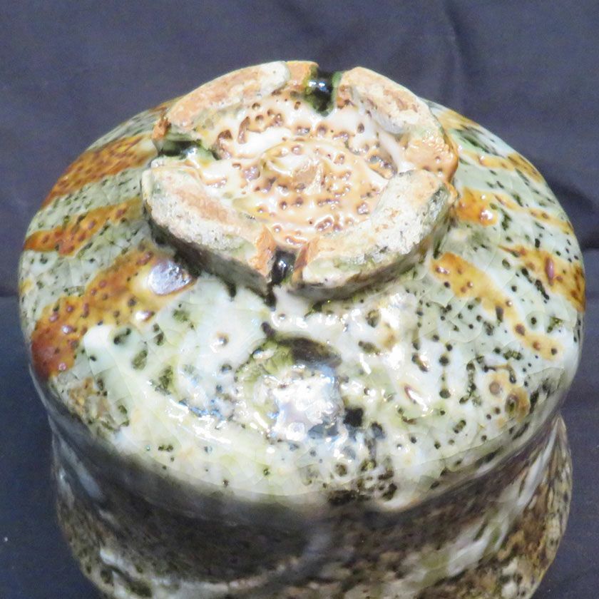 茶道具 抹茶茶碗（まっちゃちゃわん） 土灰志野 鼠焼しめ 茶碗 信楽焼 灰塚窯 木戸 貞昭 抹茶茶碗は茶の湯文化である表千家・裏千家の茶道具や抹茶を専門に扱う千紀園（せんきえん）が通販で販売しています。茶会また初心者向けのお稽古用にご利用いただける抹茶碗です。贈り物・ギフトにも人気です。