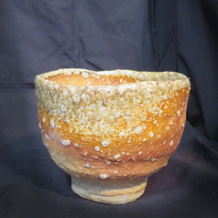 茶道具 抹茶茶碗（まっちゃちゃわん） 古信楽 焼しめ 茶碗 信楽焼 灰塚窯 木戸 貞昭 抹茶茶碗は茶の湯文化である表千家・裏千家の茶道具や抹茶を専門に扱う千紀園（せんきえん）が通販で販売しています。茶会また初心者向けのお稽古用にご利用いただける抹茶碗です。贈り物・ギフトにも人気です。