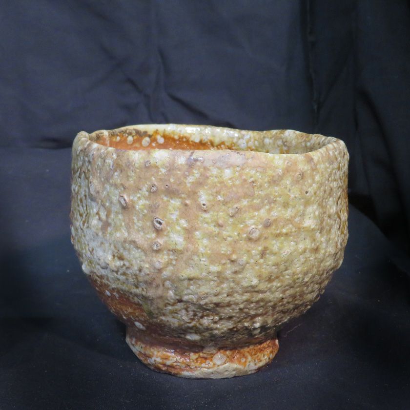 茶道具 抹茶茶碗（まっちゃちゃわん） 古信楽 焼しめ 茶碗 信楽焼 灰塚窯 木戸 貞昭 抹茶茶碗は茶の湯文化である表千家・裏千家の茶道具や抹茶を専門に扱う千紀園（せんきえん）が通販で販売しています。茶会また初心者向けのお稽古用にご利用いただける抹茶碗です。贈り物・ギフトにも人気です。