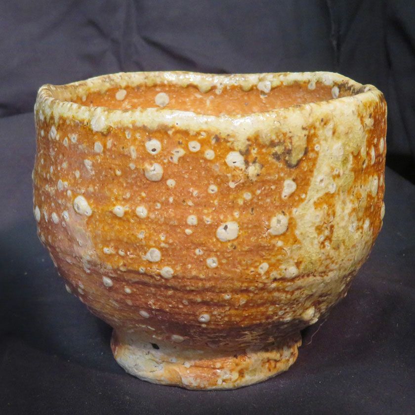 茶道具 抹茶茶碗（まっちゃちゃわん） 古信楽 焼しめ 茶碗 信楽焼 灰塚窯 木戸 貞昭 抹茶茶碗は茶の湯文化である表千家・裏千家の茶道具や抹茶を専門に扱う千紀園（せんきえん）が通販で販売しています。茶会また初心者向けのお稽古用にご利用いただける抹茶碗です。贈り物・ギフトにも人気です。