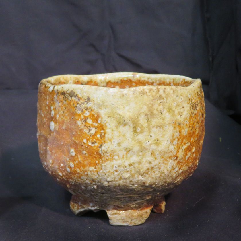 茶道具 抹茶茶碗（まっちゃちゃわん） 古信楽 焼しめ 茶碗 信楽焼 灰塚窯 木戸 貞昭 抹茶茶碗は茶の湯文化である表千家・裏千家の茶道具や抹茶を専門に扱う千紀園（せんきえん）が通販で販売しています。茶会また初心者向けのお稽古用にご利用いただける抹茶碗です。贈り物・ギフトにも人気です。