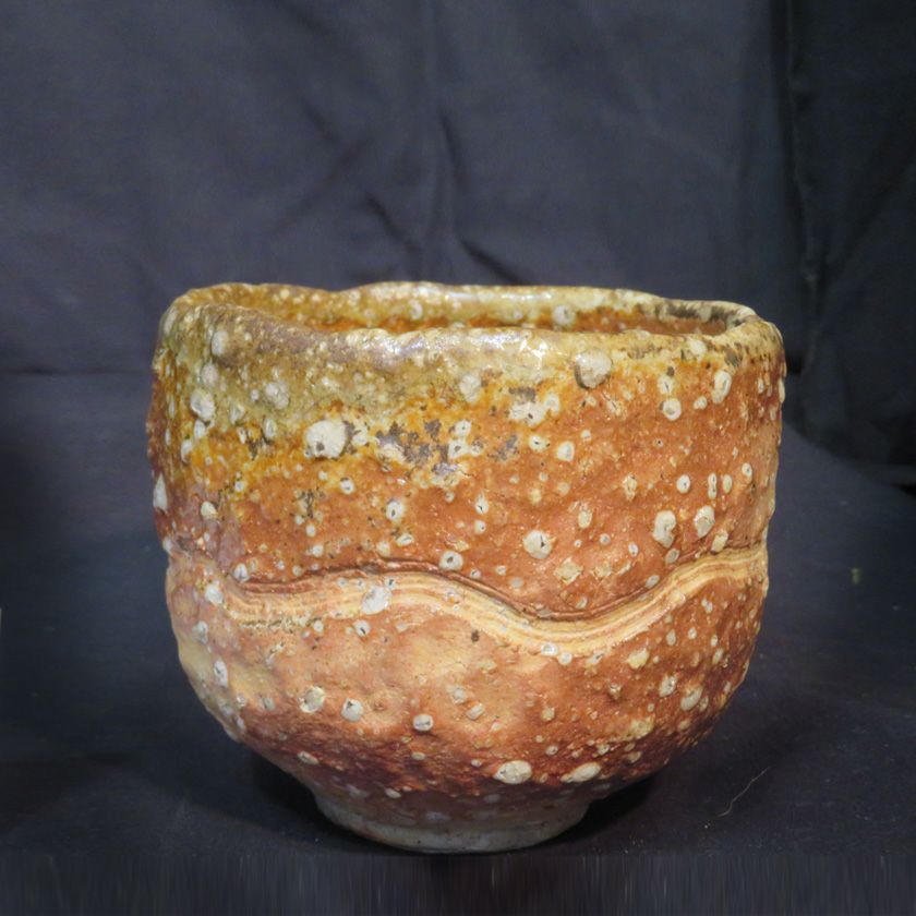 茶道具 抹茶茶碗（まっちゃちゃわん） 古信楽 焼しめ 茶碗 信楽焼 灰塚窯 木戸 貞昭 抹茶茶碗は茶の湯文化である表千家・裏千家の茶道具や抹茶を専門に扱う千紀園（せんきえん）が通販で販売しています。茶会また初心者向けのお稽古用にご利用いただける抹茶碗です。贈り物・ギフトにも人気です。