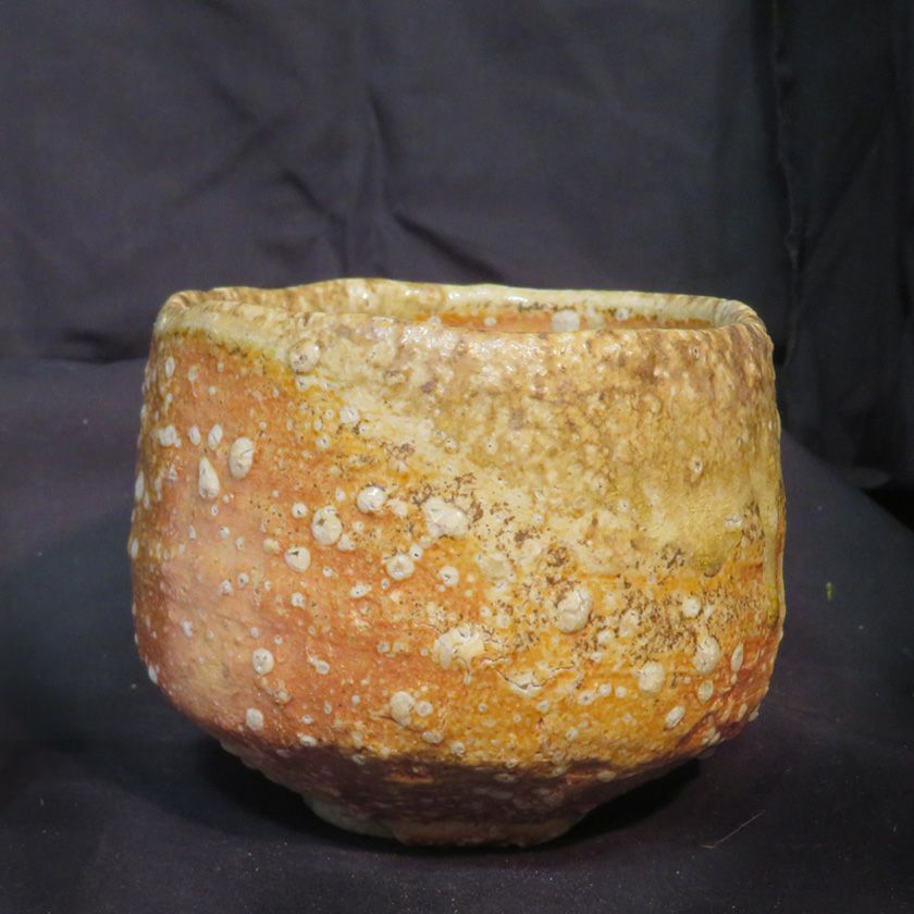 茶道具 抹茶茶碗（まっちゃちゃわん） 古信楽 焼しめ 茶碗 信楽焼 灰塚窯 木戸 貞昭 抹茶茶碗は茶の湯文化である表千家・裏千家の茶道具や抹茶を専門に扱う千紀園（せんきえん）が通販で販売しています。茶会また初心者向けのお稽古用にご利用いただける抹茶碗です。贈り物・ギフトにも人気です。