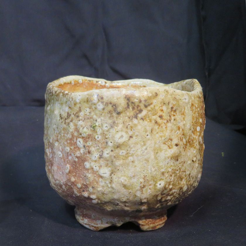 茶道具 抹茶茶碗（まっちゃちゃわん） 古信楽 焼しめ 茶碗 信楽焼 灰塚窯 木戸 貞昭 抹茶茶碗は茶の湯文化である表千家・裏千家の茶道具や抹茶を専門に扱う千紀園（せんきえん）が通販で販売しています。茶会また初心者向けのお稽古用にご利用いただける抹茶碗です。贈り物・ギフトにも人気です。