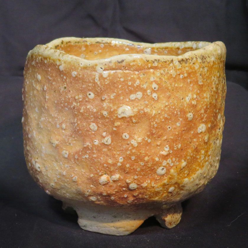 茶道具 抹茶茶碗（まっちゃちゃわん） 古信楽 焼しめ 茶碗 信楽焼 灰塚窯 木戸 貞昭 抹茶茶碗は茶の湯文化である表千家・裏千家の茶道具や抹茶を専門に扱う千紀園（せんきえん）が通販で販売しています。茶会また初心者向けのお稽古用にご利用いただける抹茶碗です。贈り物・ギフトにも人気です。