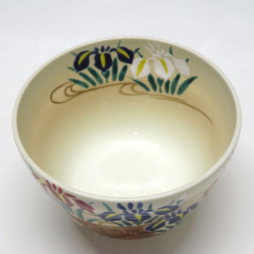 茶道具 抹茶茶碗（まっちゃちゃわん） 茶碗 色絵 八ツ橋に菖蒲 加藤 永山 端午の節句 こどもの日 抹茶茶碗は茶の湯文化である表千家・裏千家の茶道具や抹茶を専門に扱う千紀園（せんきえん）が通販で販売しています。茶会また初心者向けのお稽古用にご利用いただける抹茶碗です。贈り物・ギフトにも人気です。