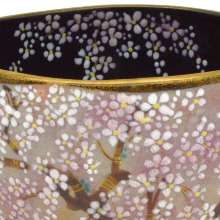 茶道具 抹茶茶碗（まっちゃちゃわん） 茶碗 乾山 内黒 魁桜（さきがけさくら） 壱休窯 抹茶茶碗は茶の湯文化である表千家・裏千家の茶道具や抹茶を専門に扱う千紀園（せんきえん）が通販で販売しています。茶会また初心者向けのお稽古用にご利用いただける抹茶碗です。贈り物・ギフトにも人気です。