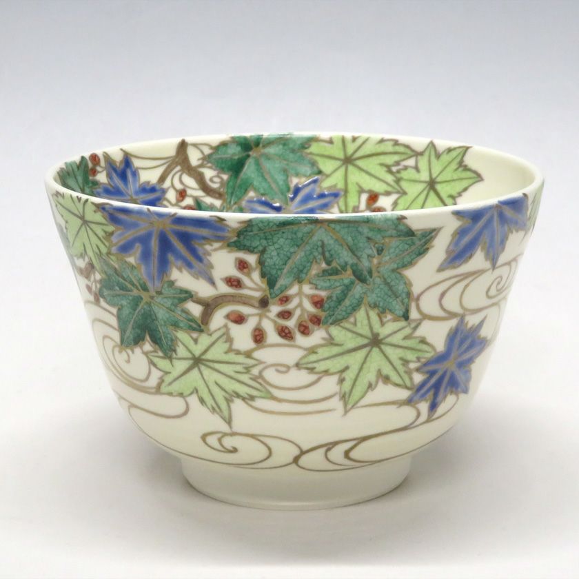 茶道具 抹茶茶碗（まっちゃちゃわん） 茶碗 色絵 青楓に流水 加藤 永山 抹茶茶碗は茶の湯文化である表千家・裏千家の茶道具や抹茶を専門に扱う千紀園（せんきえん）が通販で販売しています。茶会また初心者向けのお稽古用にご利用いただける抹茶碗です。贈り物・ギフトにも人気です。