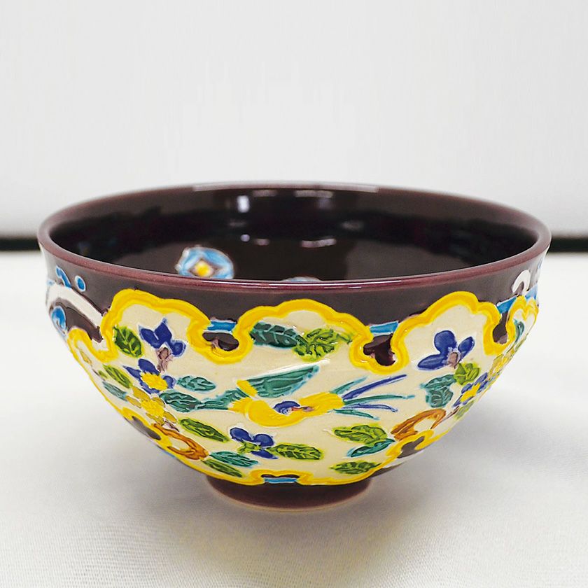 茶道具 抹茶茶碗（まっちゃちゃわん） 紫交趾茶碗 花鳥紋 利昇窯 抹茶茶碗は茶の湯文化である表千家・裏千家の茶道具や抹茶を専門に扱う千紀園（せんきえん）が通販で販売しています。茶会また初心者向けのお稽古用にご利用いただける抹茶碗です。贈り物・ギフトにも人気です。
