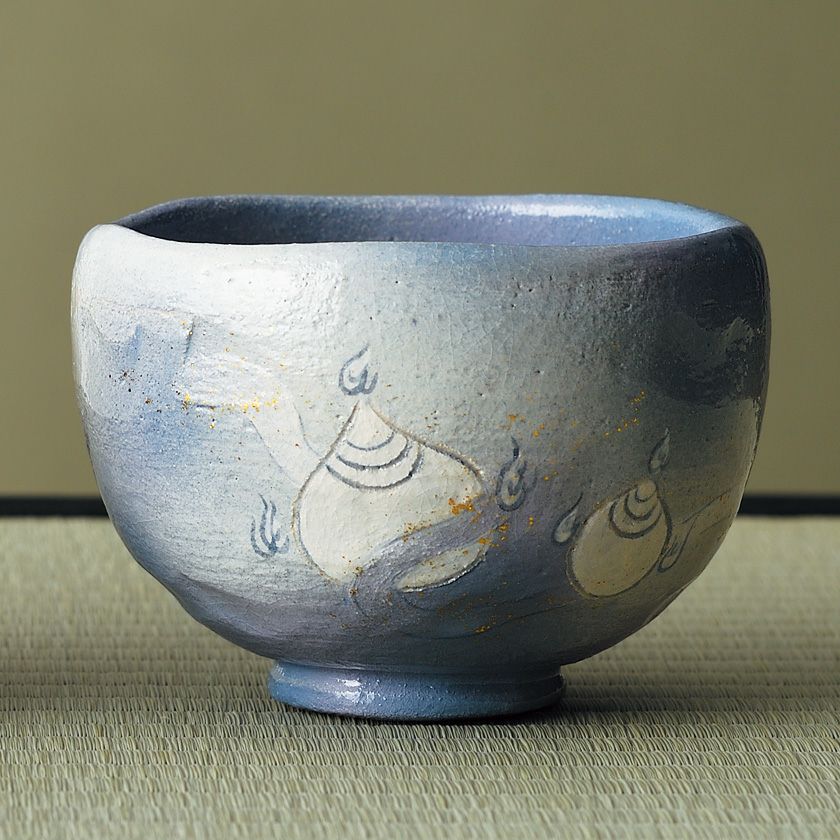 茶道具 抹茶茶碗（まっちゃちゃわん） 干支茶碗 宝珠巳の絵 吉村 楽入 干支 巳（み、蛇、へび） 抹茶茶碗は茶の湯文化である表千家・裏千家の茶道具や抹茶を専門に扱う千紀園（せんきえん）が通販で販売しています。茶会また初心者向けのお稽古用にご利用いただける抹茶碗です。贈り物・ギフトにも人気です。