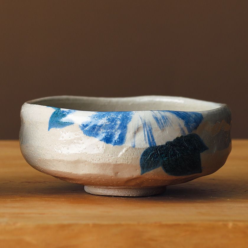 茶道具 平茶碗（ひらちゃわん） 季節茶碗 暁の海（朝顔） 吉村 楽入 抹茶茶碗は茶の湯文化である表千家・裏千家の茶道具や抹茶を専門に扱う千紀園（せんきえん）が通販で販売しています。茶会また初心者向けのお稽古用にご利用いただける抹茶碗です。贈り物・ギフトにも人気です。