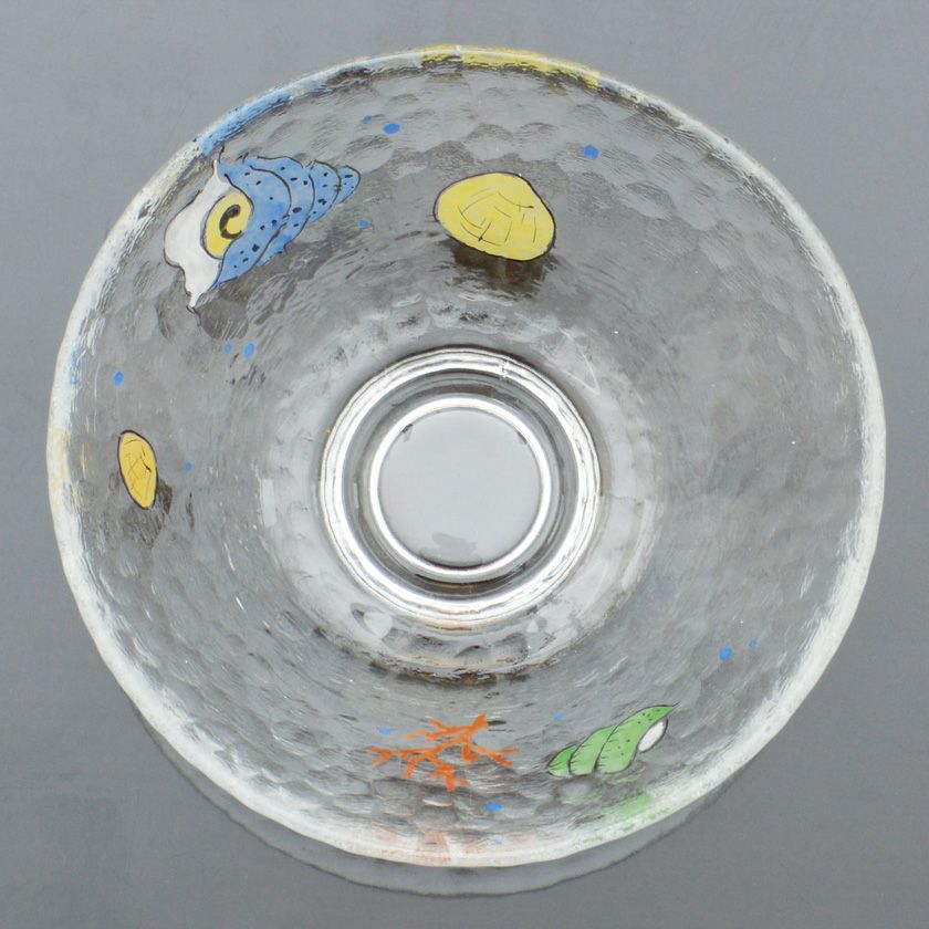 茶道具 平茶碗（ひらちゃわん） ガラス平茶碗 サンゴに貝 【耐熱】 八木 海峰 抹茶茶碗は茶の湯文化である表千家・裏千家の茶道具や抹茶を専門に扱う千紀園（せんきえん）が通販で販売しています。茶会また初心者向けのお稽古用にご利用いただける抹茶碗です。贈り物・ギフトにも人気です。