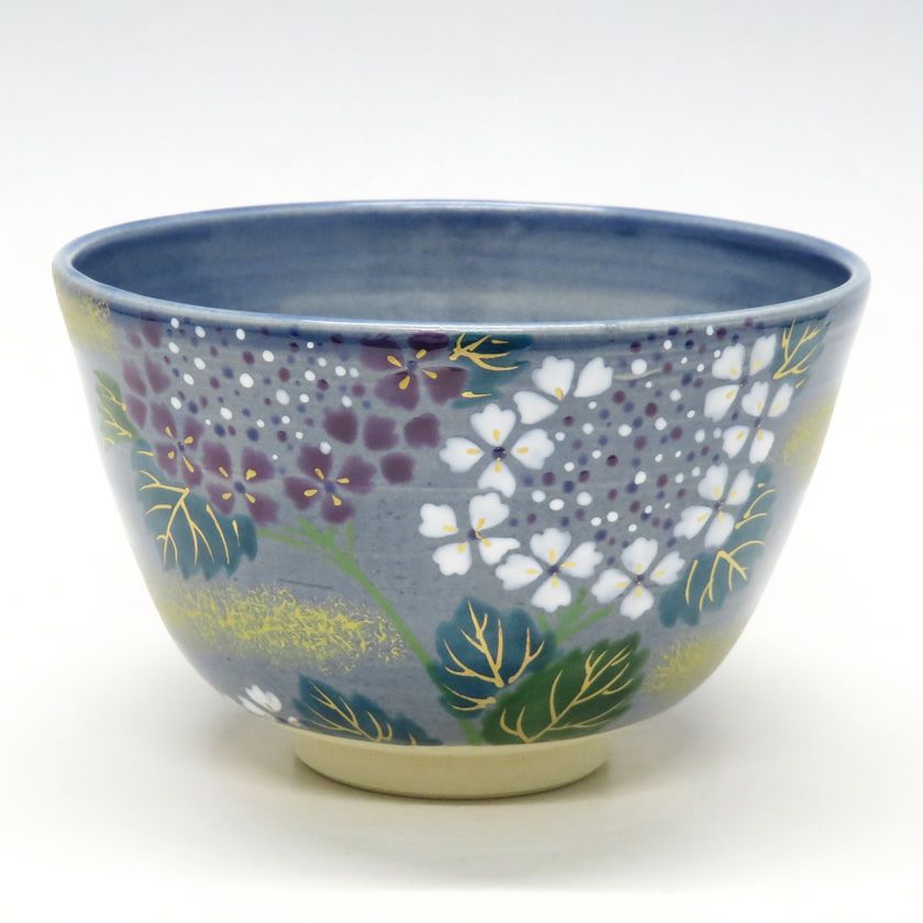 茶道具 抹茶茶碗（まっちゃちゃわん） 茶碗 青地 紫陽花 東山 深山 抹茶茶碗は茶の湯文化である表千家・裏千家の茶道具や抹茶を専門に扱う千紀園（せんきえん）が通販で販売しています。茶会また初心者向けのお稽古用にご利用いただける抹茶碗です。贈り物・ギフトにも人気です。