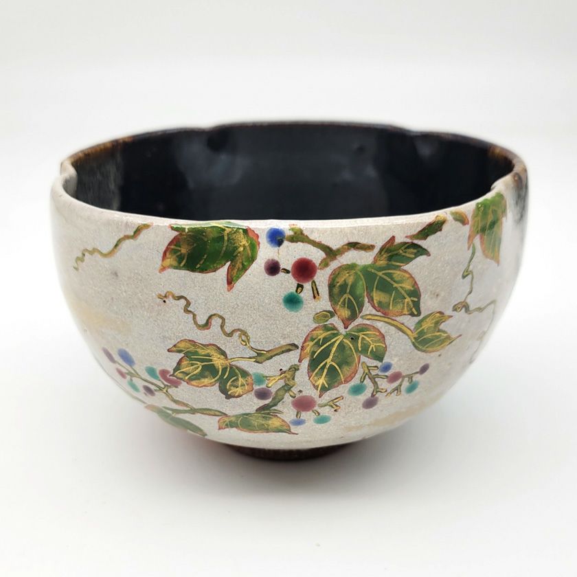 茶道具 抹茶茶碗（まっちゃちゃわん） 茶碗 灰釉 掛分 野葡萄 中村 良二 抹茶茶碗は茶の湯文化である表千家・裏千家の茶道具や抹茶を専門に扱う千紀園（せんきえん）が通販で販売しています。茶会また初心者向けのお稽古用にご利用いただける抹茶碗です。贈り物・ギフトにも人気です。